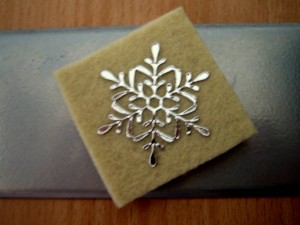 Hopeinen magneetti
